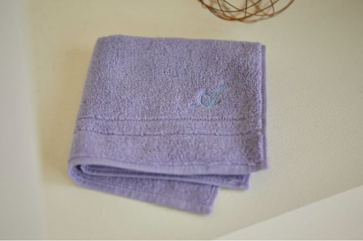 オーガニック140タオルハンカチ 筆記体2cm・パープル刺繍