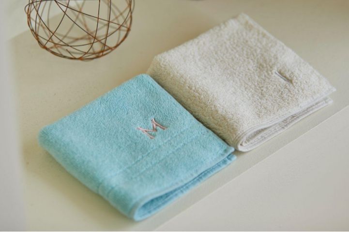 左：オーガニック140タオルハンカチ 筆記体2cm・ブルー刺繍／右：オーガニック960タオルハンカチ ゴシック2cm・シルバー刺繍