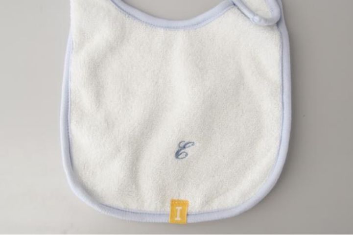 オーガニック120ベビービブ 筆記体・ブルー刺繍