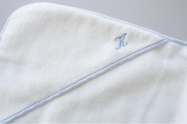 オーガニック120ベビーブランケット 筆記体2cm・ブルー刺繍