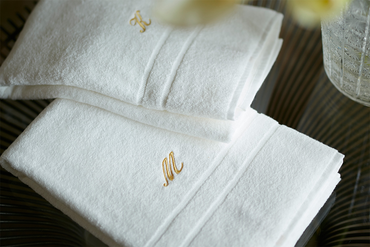 刺繍を入れた白いタオル